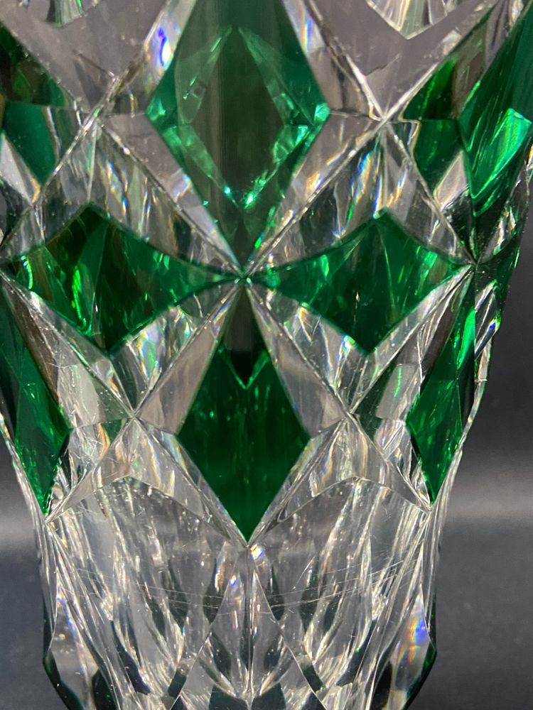 Vase en cristal taillé à décor lancéolé vert overlay signé SAINT LOUIS
