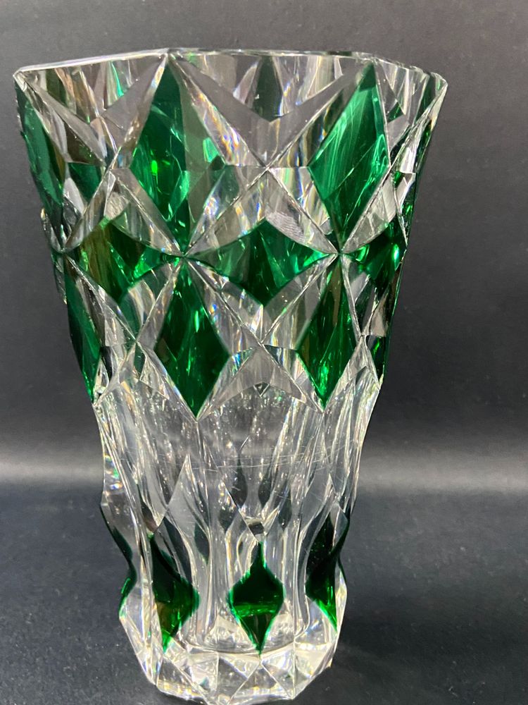 Vase en cristal taillé à décor lancéolé vert overlay signé SAINT LOUIS