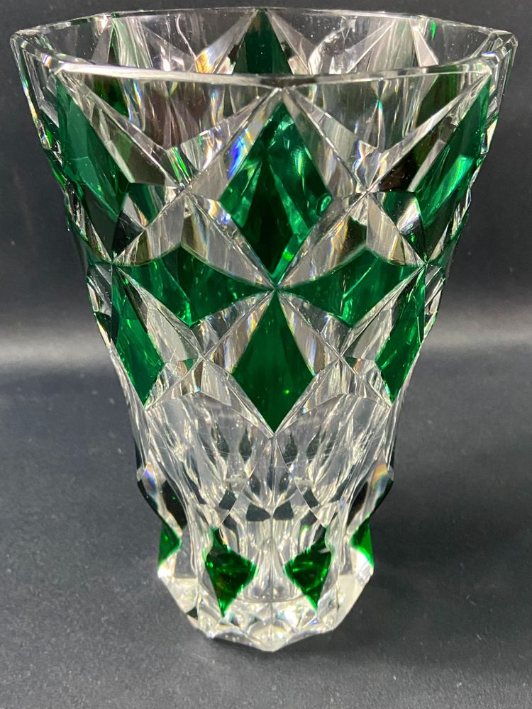 Vase en cristal taillé à décor lancéolé vert overlay signé SAINT LOUIS