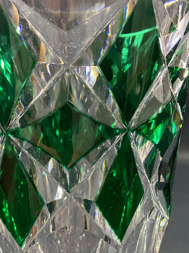 Vase en cristal taillé à décor lancéolé vert overlay signé SAINT LOUIS