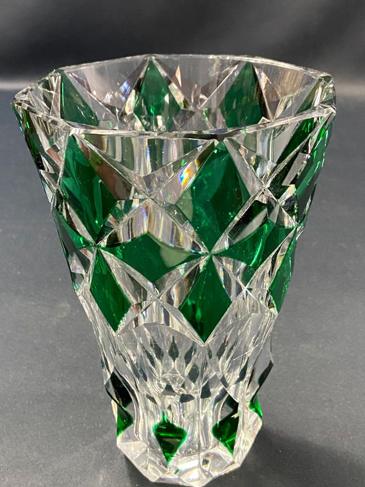 Vase en cristal taillé à décor lancéolé vert overlay signé SAINT LOUIS