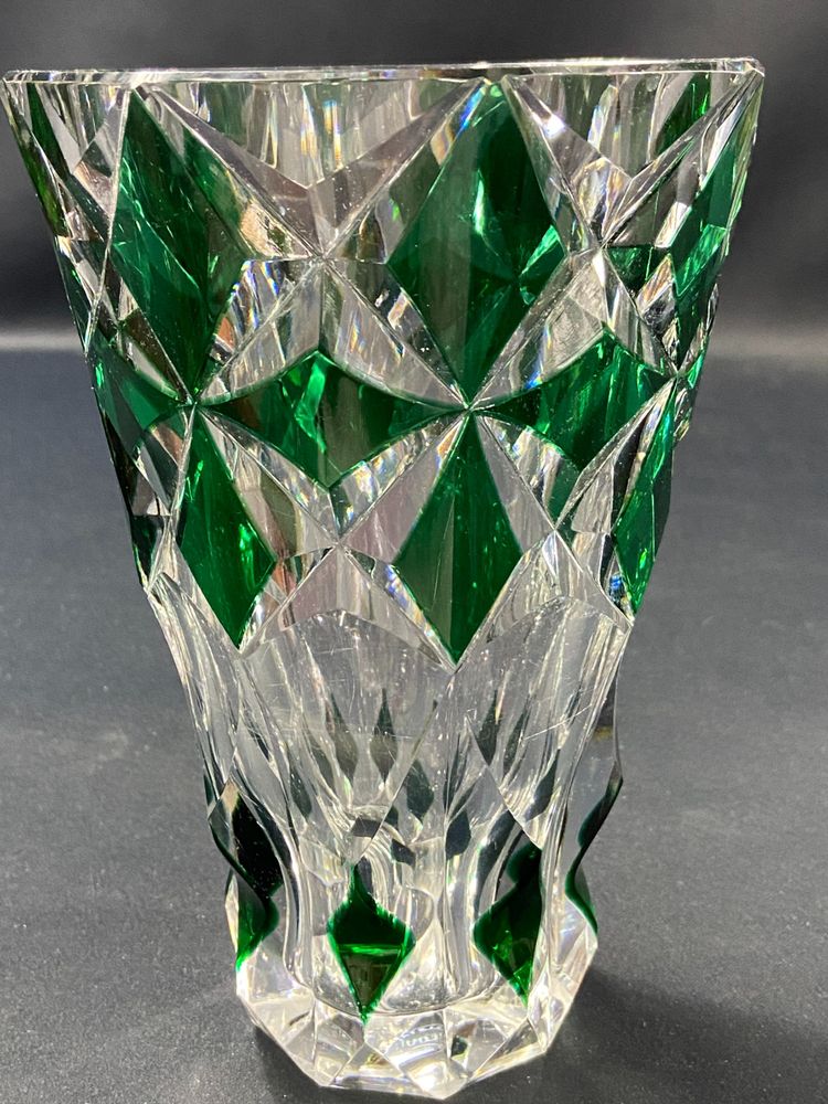 Vase en cristal taillé à décor lancéolé vert overlay signé SAINT LOUIS