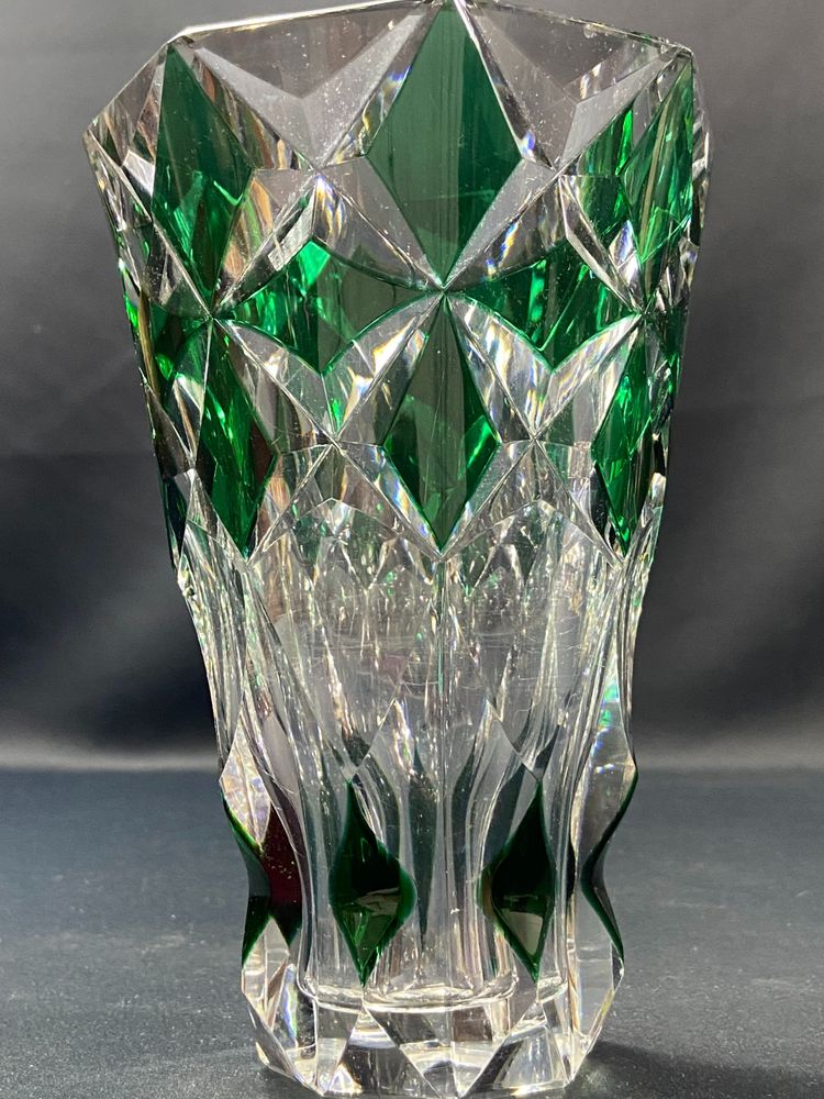 Vase en cristal taillé à décor lancéolé vert overlay signé SAINT LOUIS