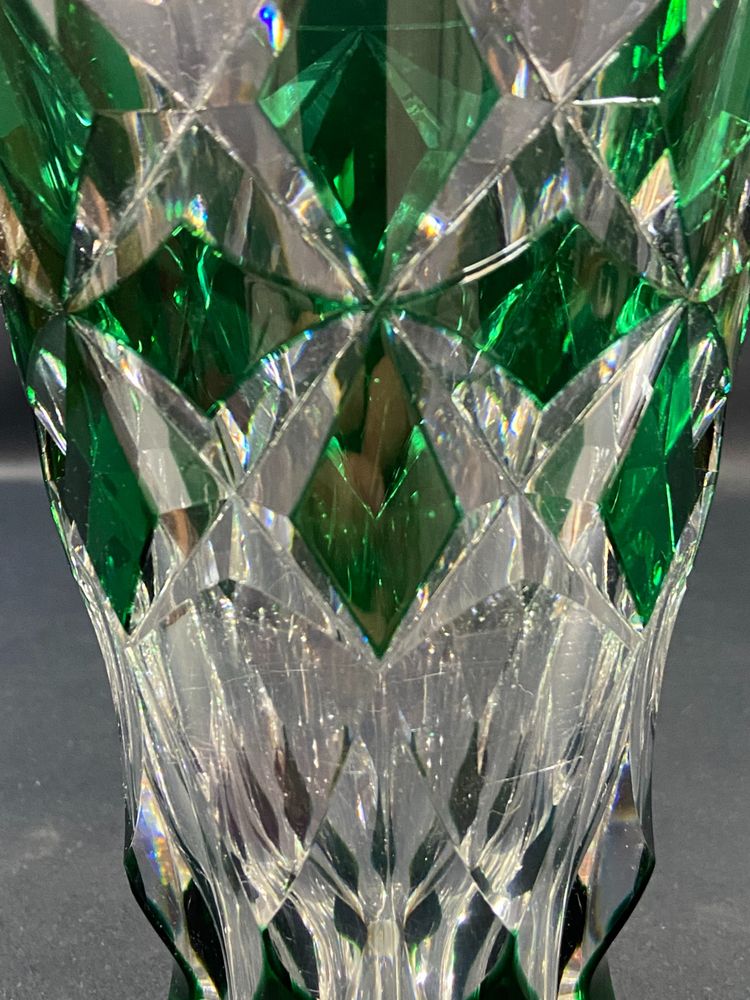 Vase en cristal taillé à décor lancéolé vert overlay signé SAINT LOUIS