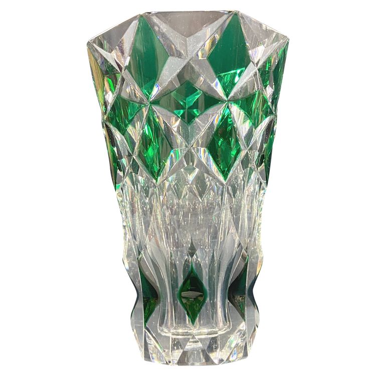Vase en cristal taillé à décor lancéolé vert overlay signé SAINT LOUIS