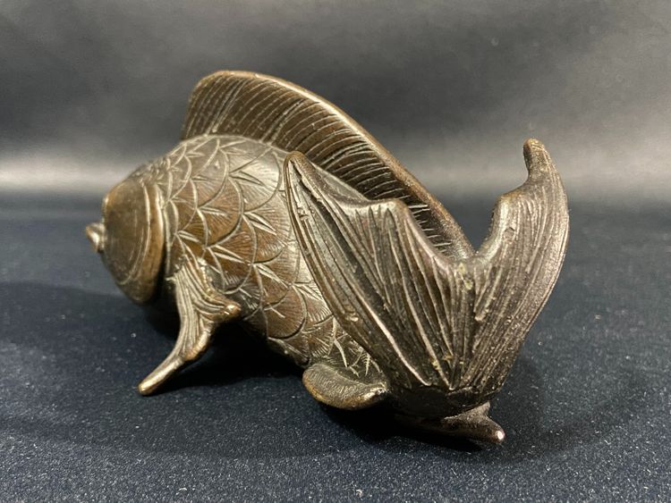 Sujet mit Karpfen aus Bronze Japan Meiji Ende 19.