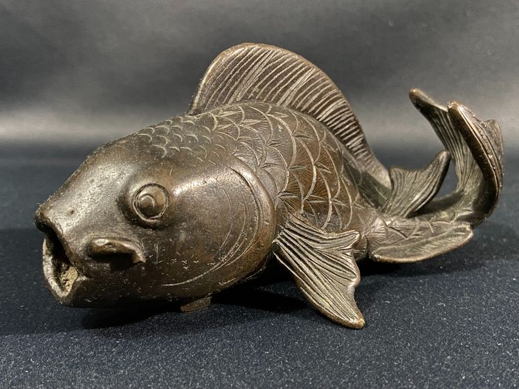 Sujet mit Karpfen aus Bronze Japan Meiji Ende 19.