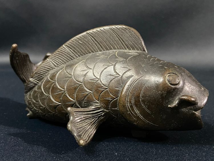 Sujet mit Karpfen aus Bronze Japan Meiji Ende 19.