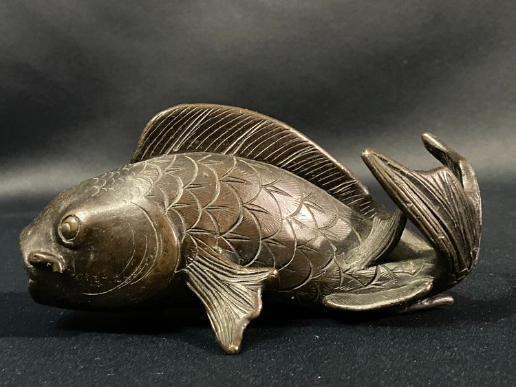 Sujet mit Karpfen aus Bronze Japan Meiji Ende 19.