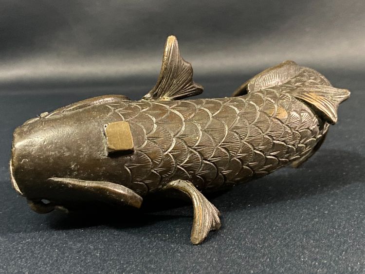 Sujet mit Karpfen aus Bronze Japan Meiji Ende 19.