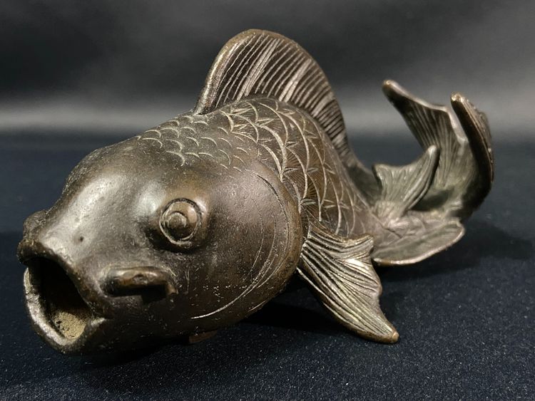 Sujet mit Karpfen aus Bronze Japan Meiji Ende 19.