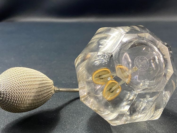 Parfümflakon mit Zerstäuber aus Kristall, signiert Baccarat