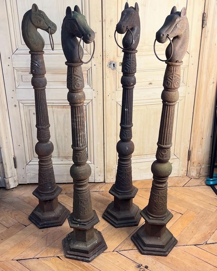 Cast-iron hitch bracket
