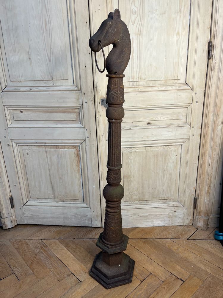 Cast-iron hitch bracket