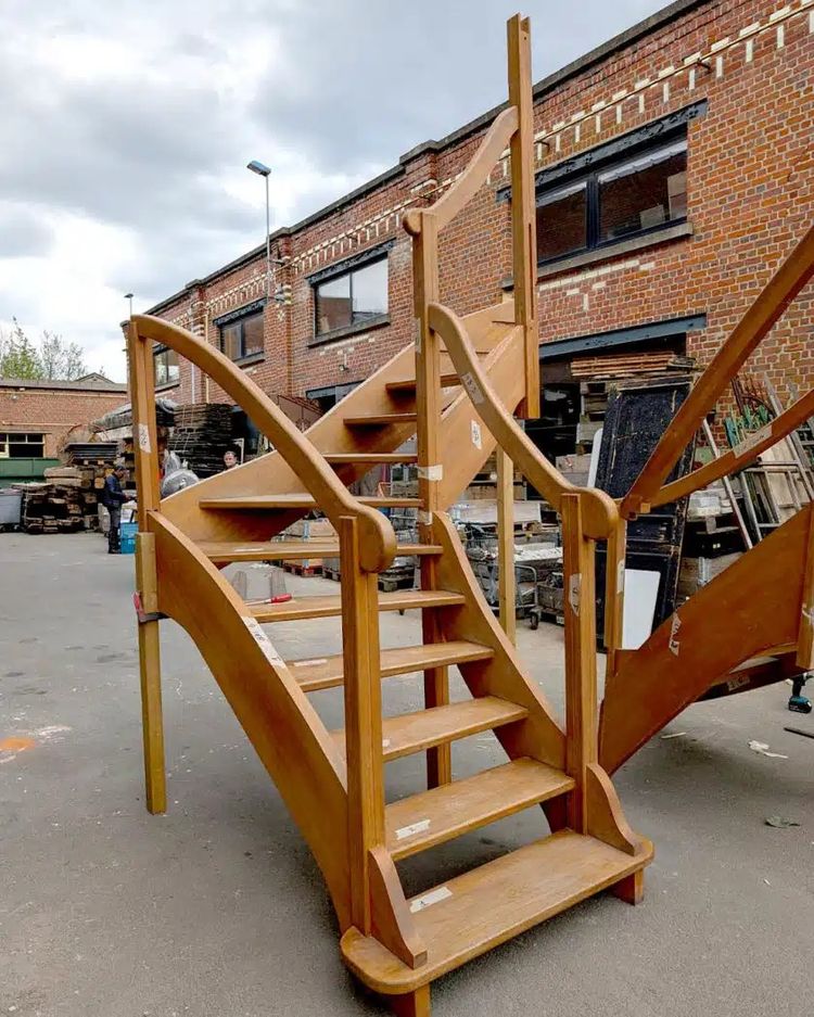 Scala a doppio quarto di giro 311 cm da pavimento a pavimento