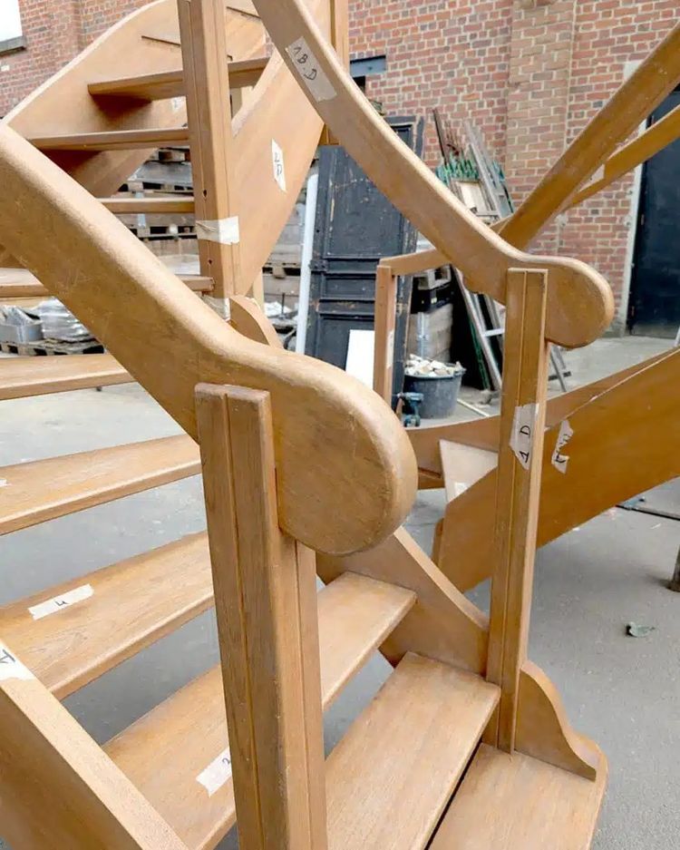 Scala a doppio quarto di giro 311 cm da pavimento a pavimento
