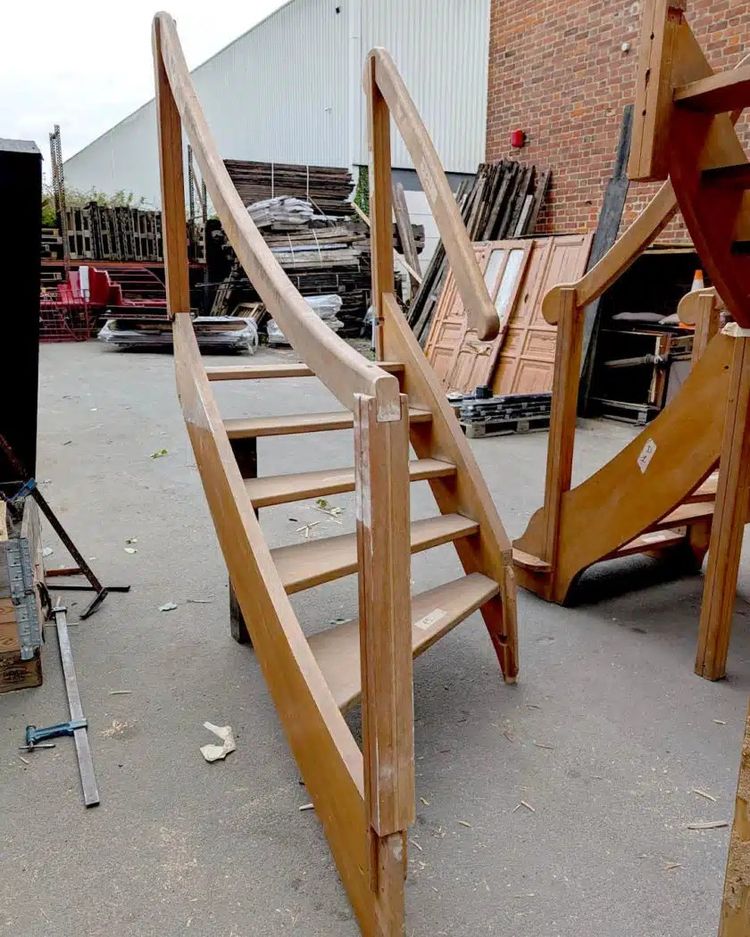 Scala a doppio quarto di giro 311 cm da pavimento a pavimento