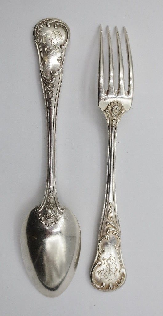  Série de douze couverts en argent massif.  