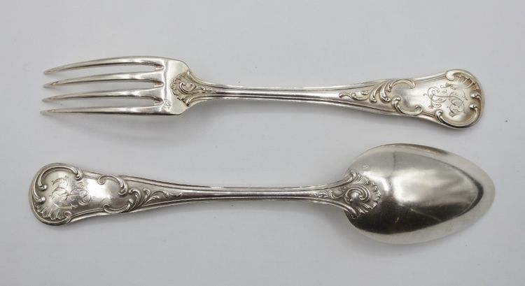  Série de douze couverts en argent massif.  