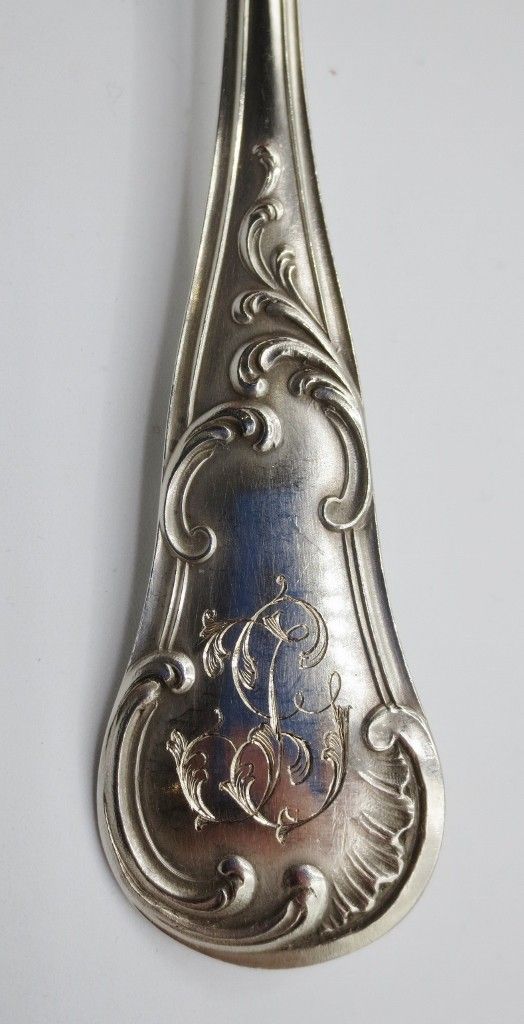  Série de douze couverts en argent massif.  