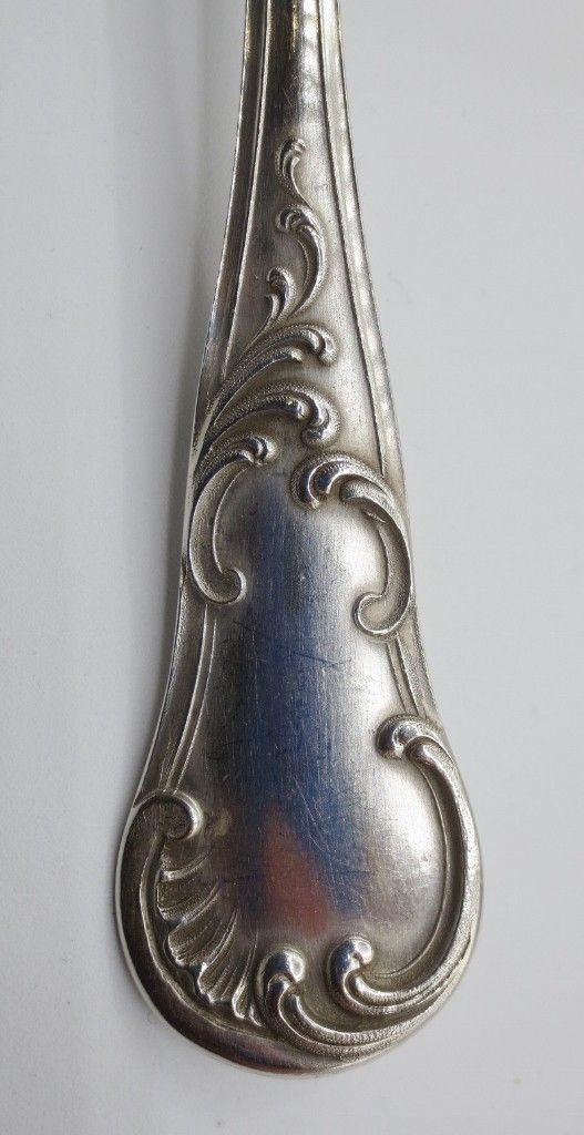  Série de douze couverts en argent massif.  