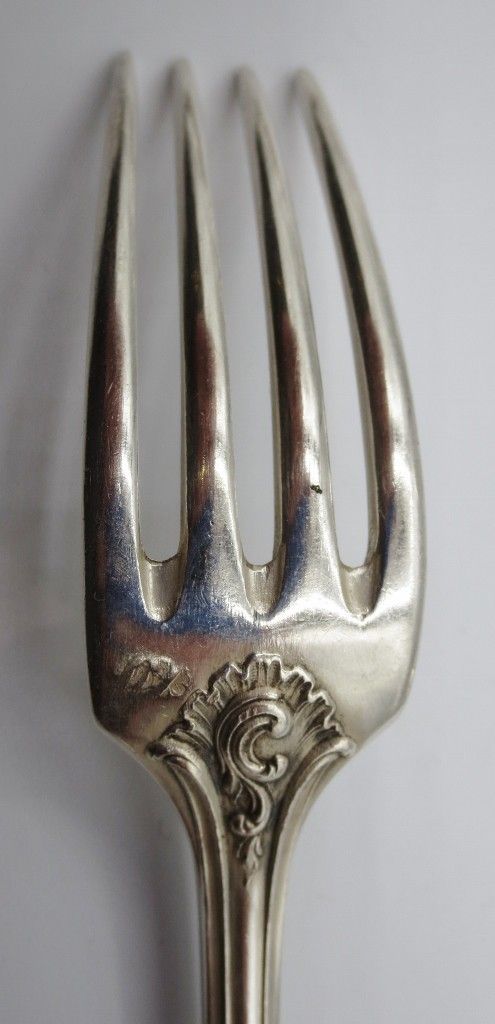  Série de douze couverts en argent massif.  