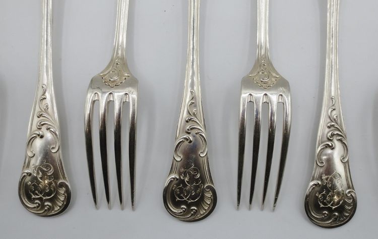  Série de douze couverts en argent massif.  