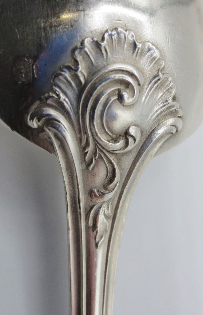  Série de douze couverts en argent massif.  