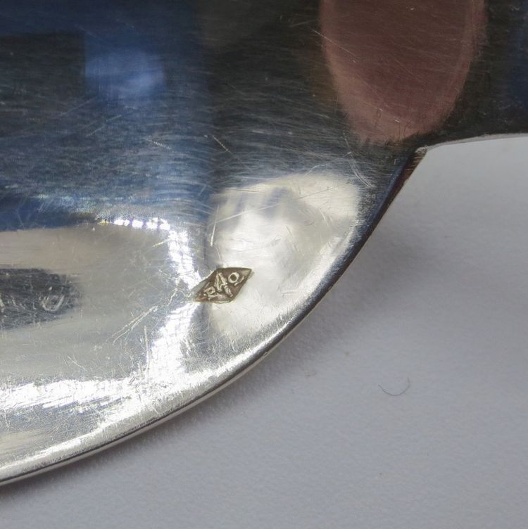  Série de douze couverts en argent massif.  