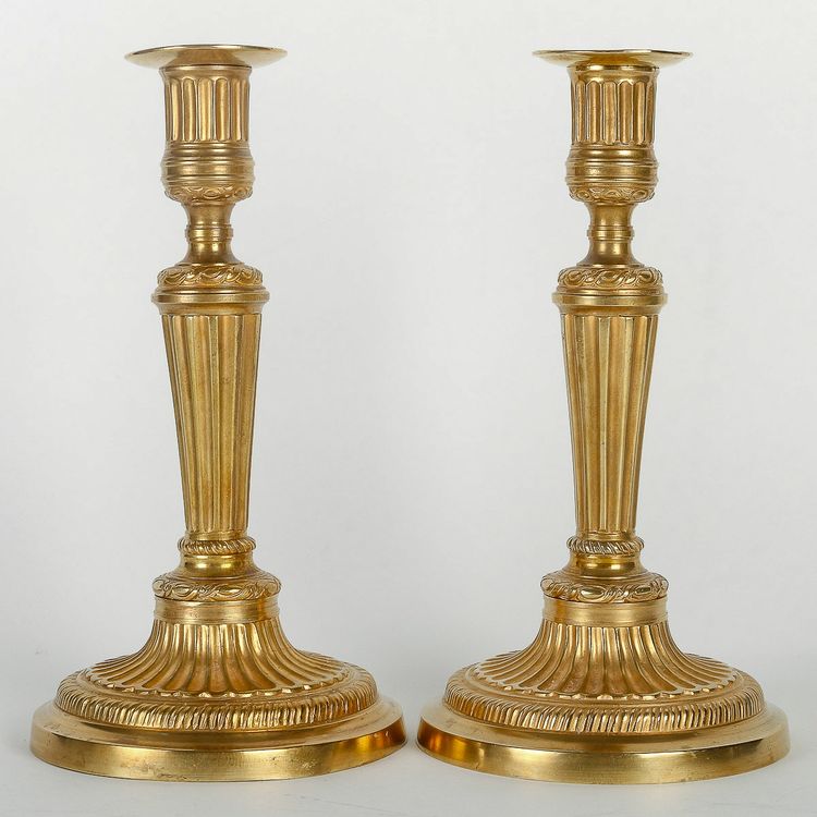 Coppia di candelieri in ormù di epoca Luigi XVI con decorazione a scanalature, montati in lampade.
