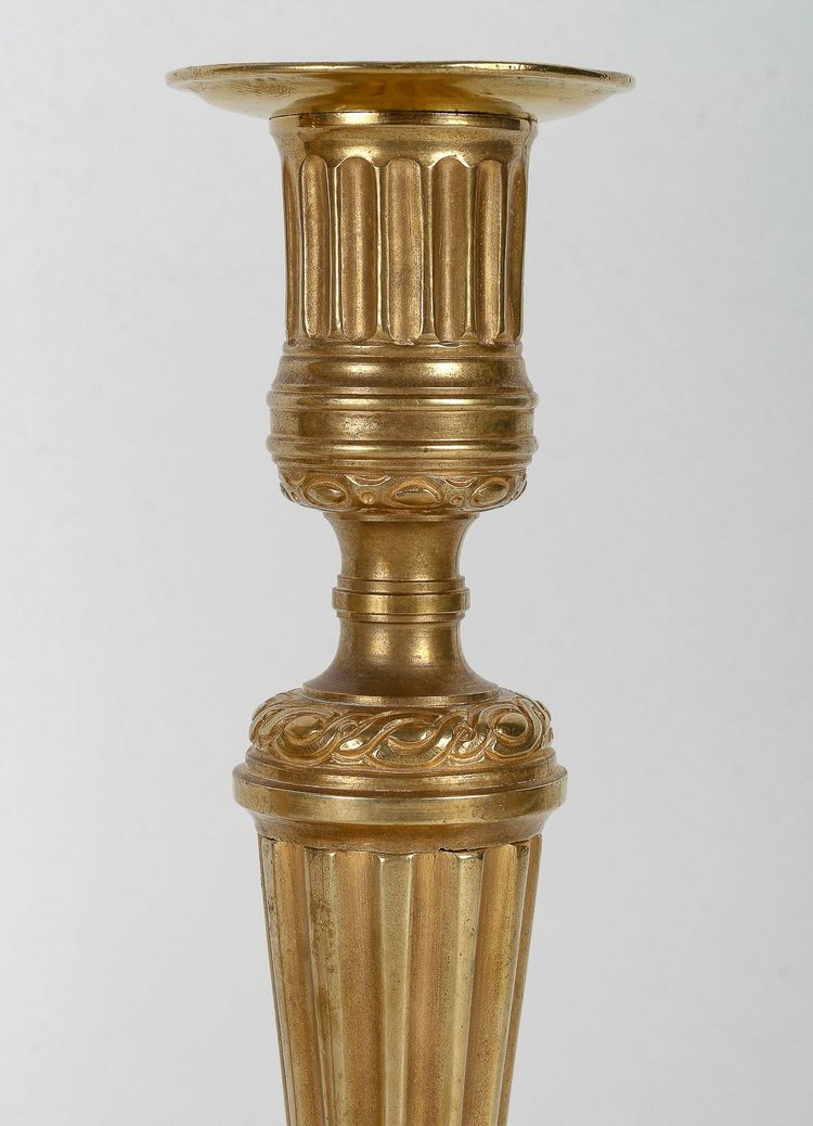 Coppia di candelieri in ormù di epoca Luigi XVI con decorazione a scanalature, montati in lampade.