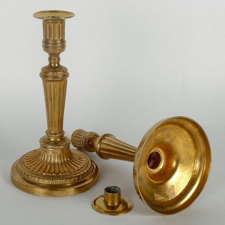 Coppia di candelieri in ormù di epoca Luigi XVI con decorazione a scanalature, montati in lampade.