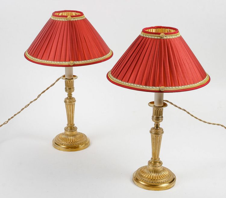 Coppia di candelieri in ormù di epoca Luigi XVI con decorazione a scanalature, montati in lampade.