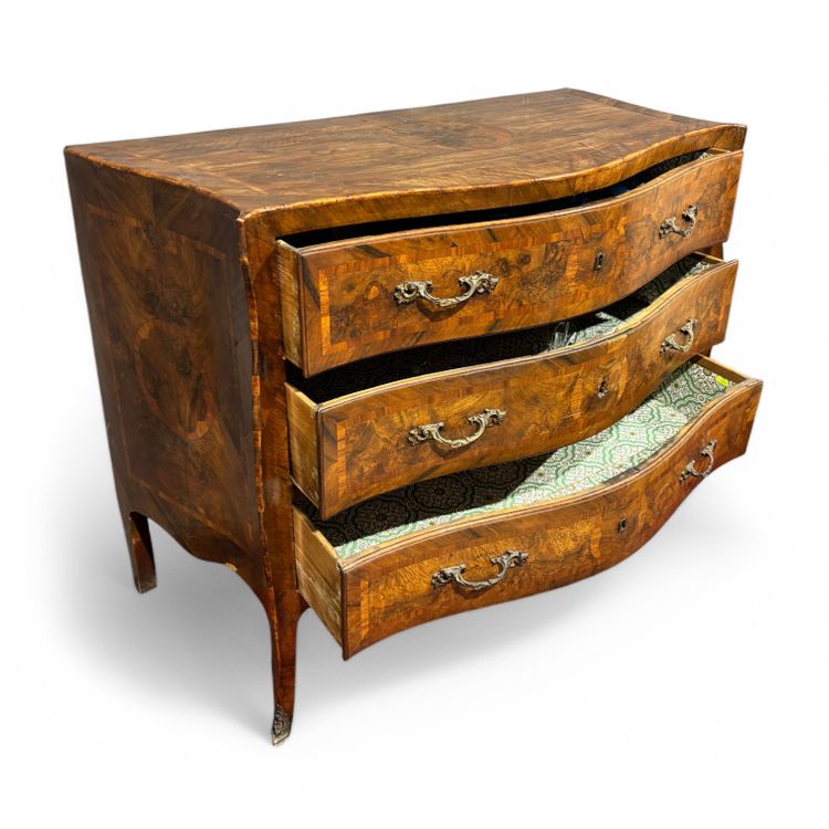 Importante commode marquetée Louis XV