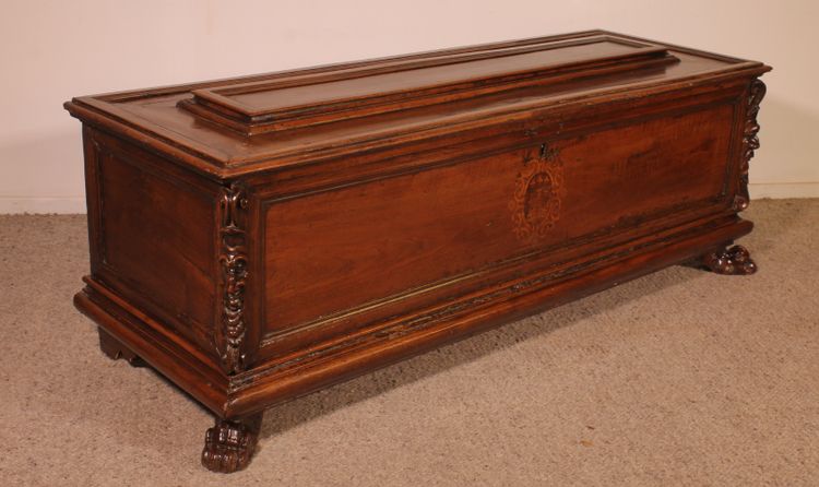 Coffre Cassone ou de mariage de la renaissance Italienne En Noyer -16° Siècle Avec Blason