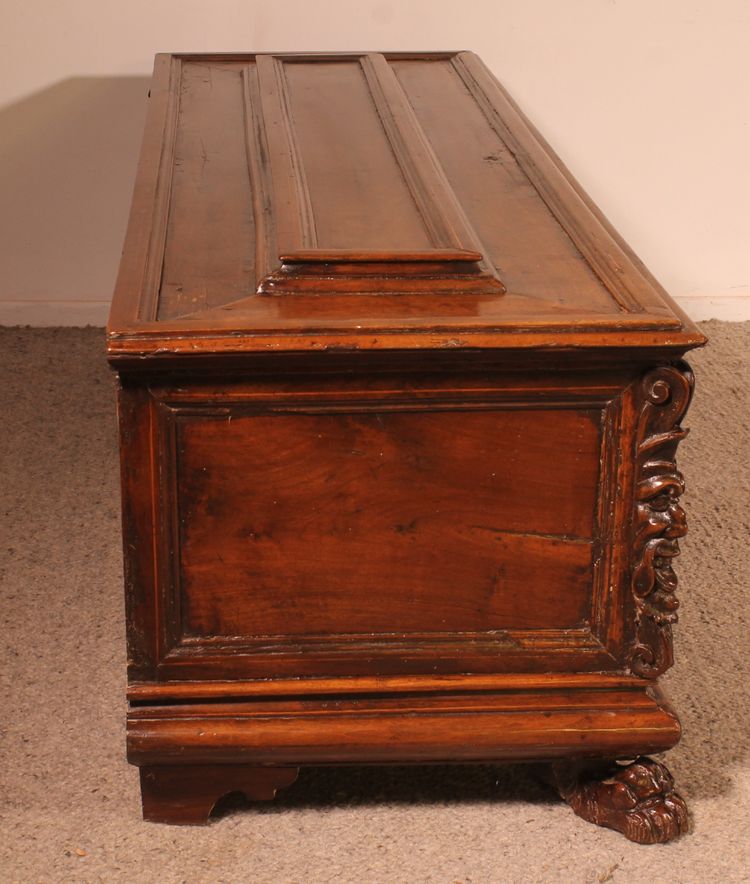 Coffre Cassone ou de mariage de la renaissance Italienne En Noyer -16° Siècle Avec Blason