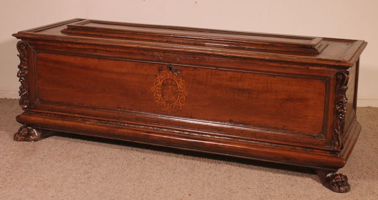 Coffre Cassone ou de mariage de la renaissance Italienne En Noyer -16° Siècle Avec Blason