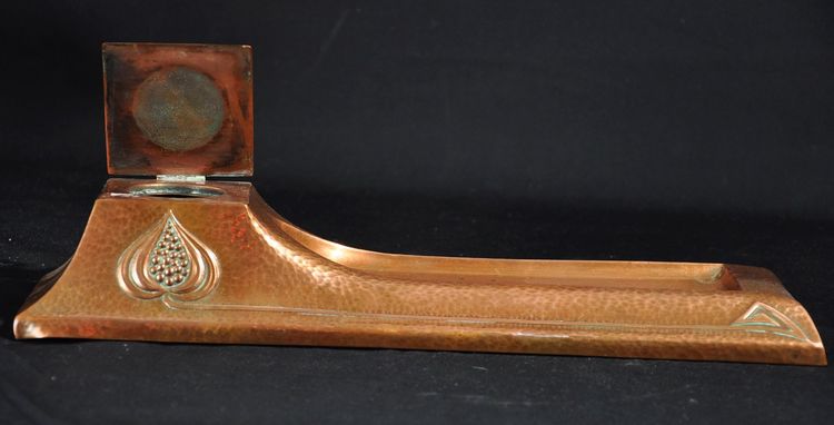 Federhalter aus gehämmertem Kupfer - Arts and Crafts-Bewegung, Anfang 20.