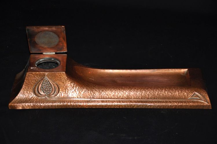Federhalter aus gehämmertem Kupfer - Arts and Crafts-Bewegung, Anfang 20.