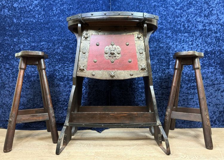 Bar et ses deux tabourets vintage de style médiéval en bois massif et fer martelé