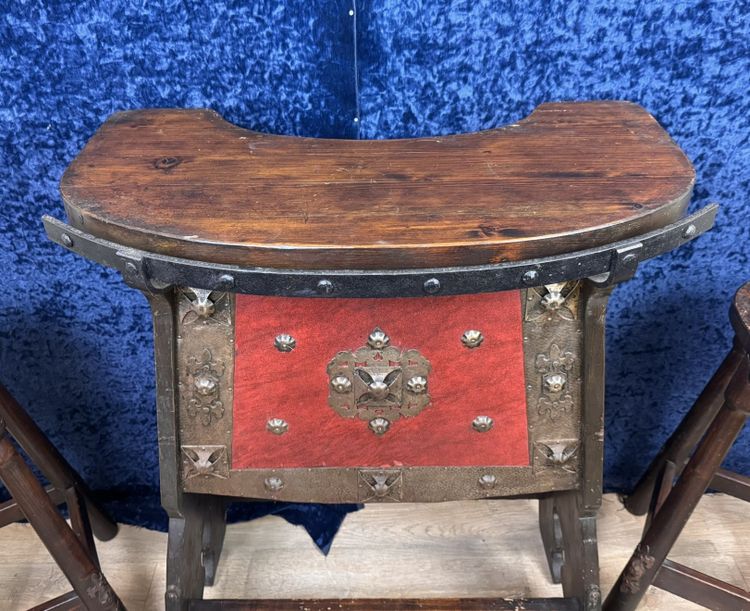 Bar et ses deux tabourets vintage de style médiéval en bois massif et fer martelé