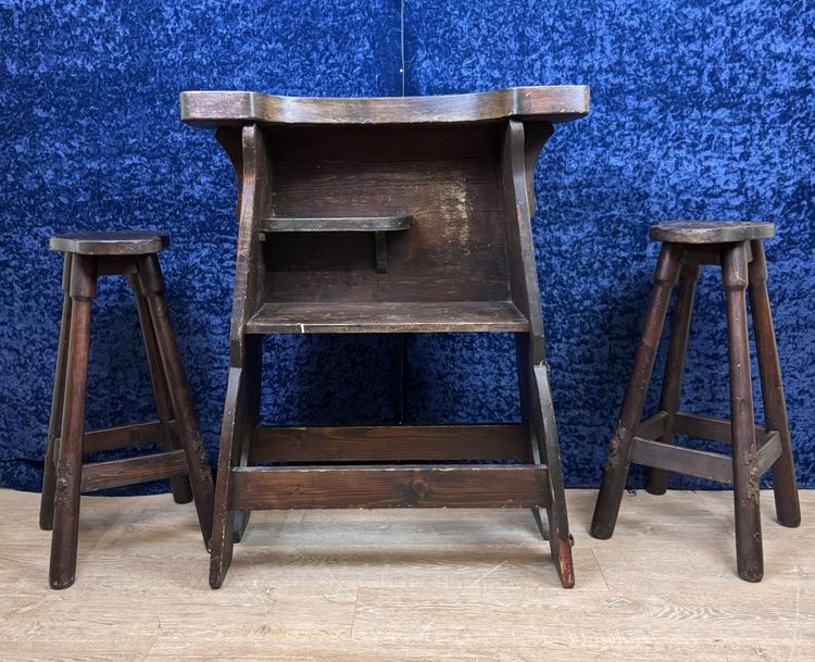 Bar et ses deux tabourets vintage de style médiéval en bois massif et fer martelé