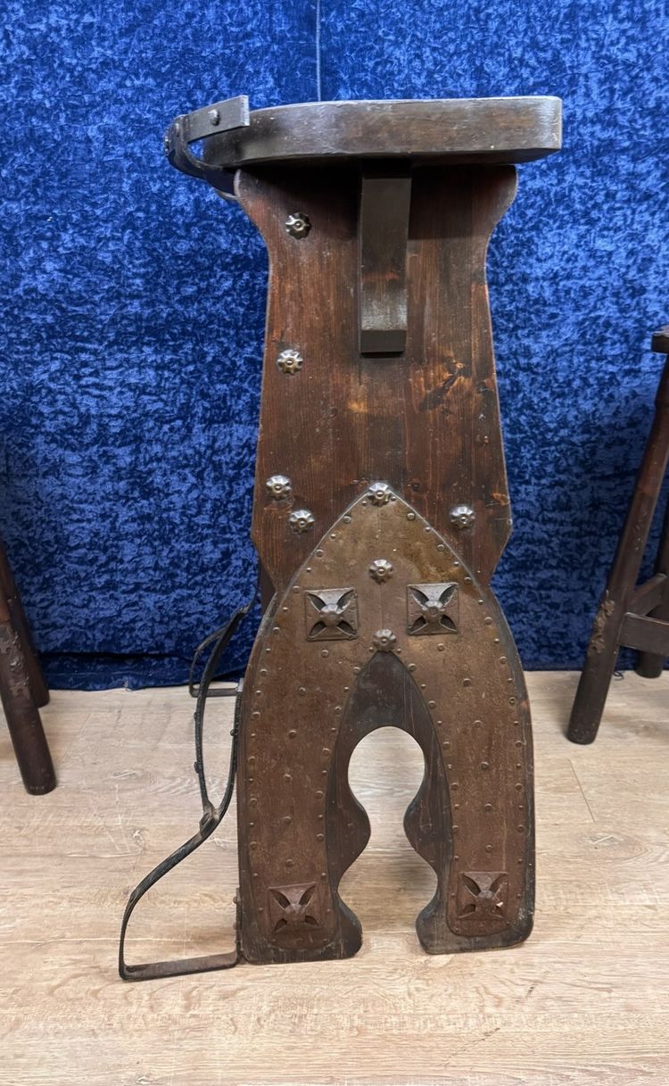 Bar et ses deux tabourets vintage de style médiéval en bois massif et fer martelé