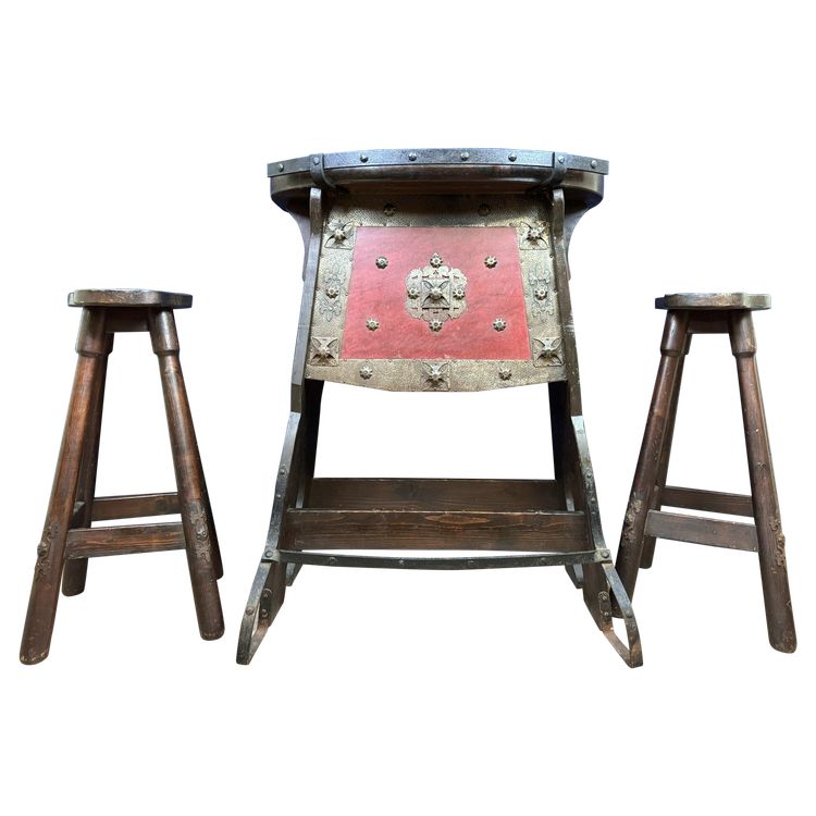 Bar et ses deux tabourets vintage de style médiéval en bois massif et fer martelé