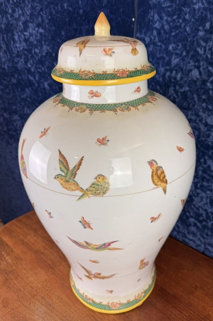 Grande potiche couverte en porcelaine à décor d'oiseaux en vol circa 1930