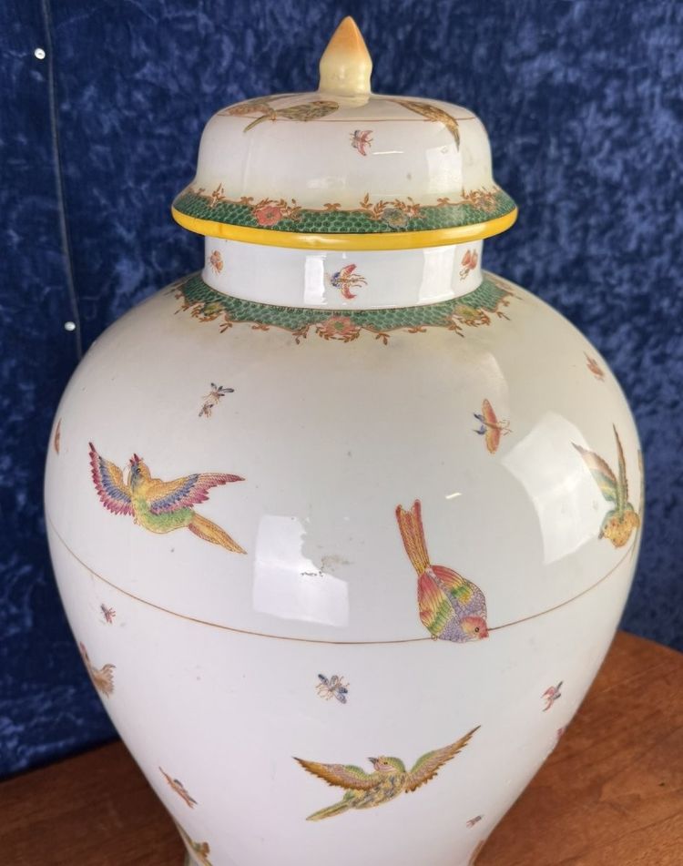 Grande potiche couverte en porcelaine à décor d'oiseaux en vol circa 1930