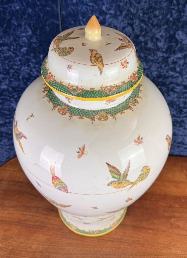 Grande potiche couverte en porcelaine à décor d'oiseaux en vol circa 1930