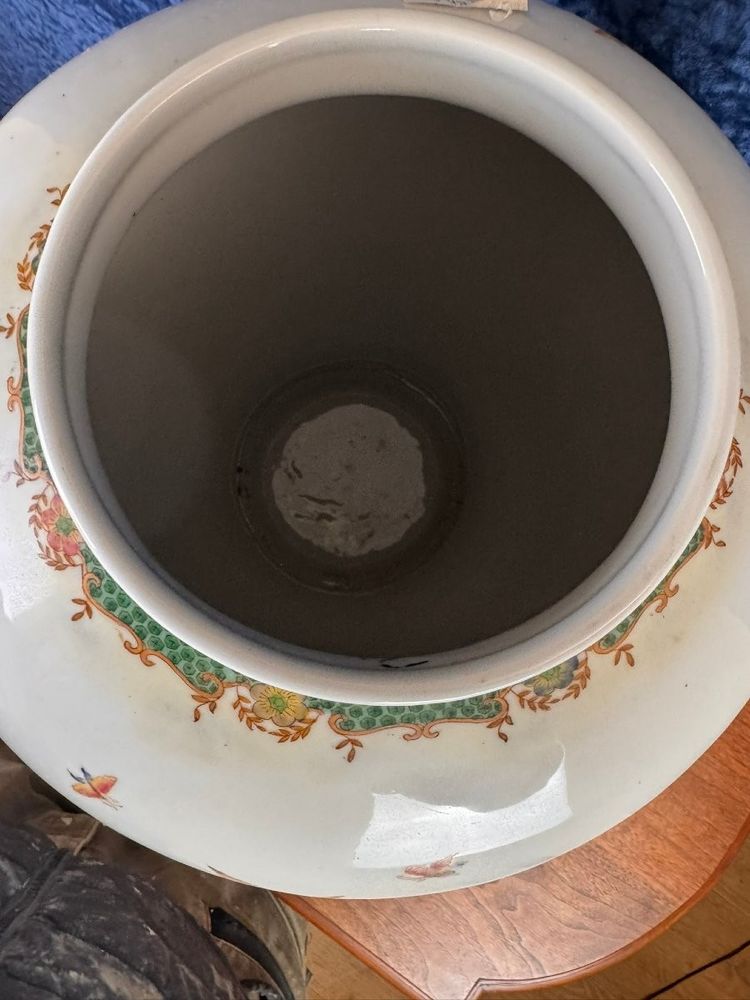 Grande potiche couverte en porcelaine à décor d'oiseaux en vol circa 1930