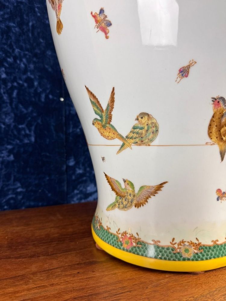 Grande potiche couverte en porcelaine à décor d'oiseaux en vol circa 1930