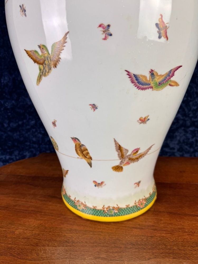 Grande potiche couverte en porcelaine à décor d'oiseaux en vol circa 1930